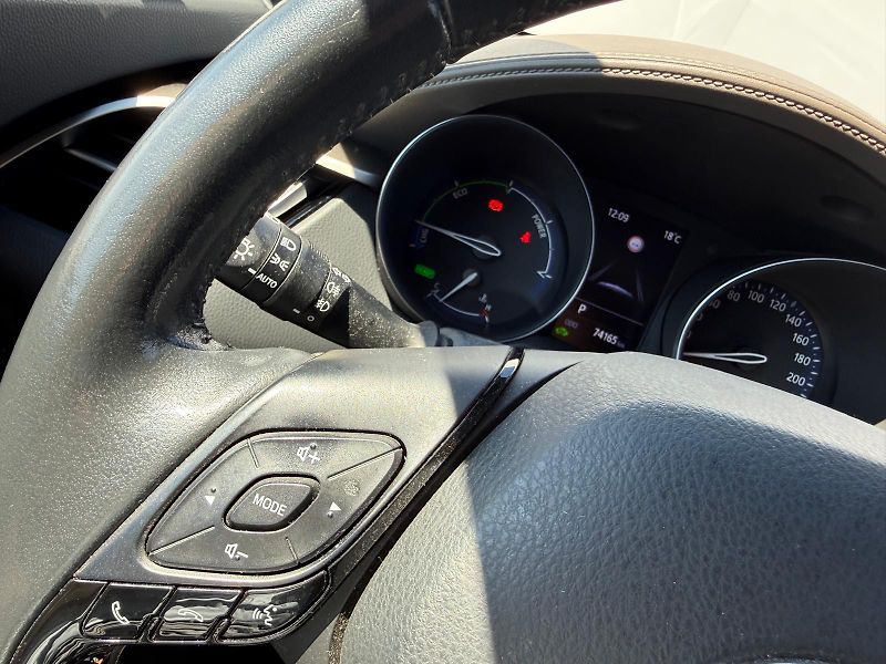 Toyota C-HR 1.8 HSD e-CVT Executive - fotka 16 z 29