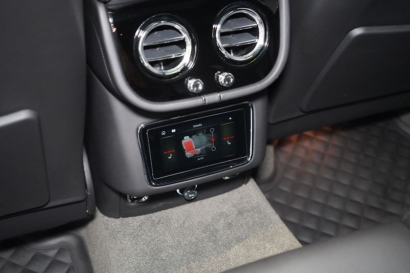 Bentley Bentayga V8, AWD, Panorama, 360° kamera - fotka 47 z 50