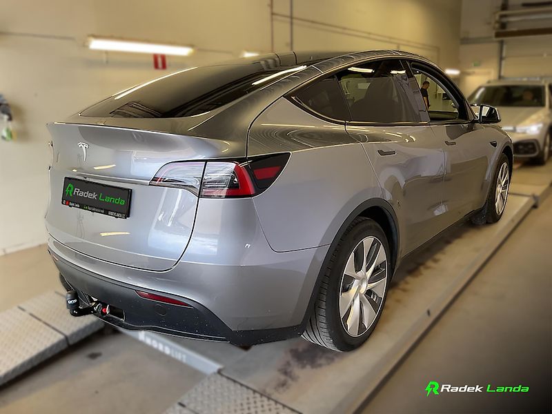Tesla Model Y (2023) LFP Berlín, tažné, Quicksilver - fotka 4 z 7