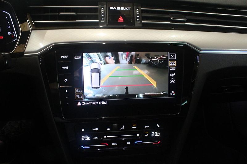 Volkswagen Passat (2021) 2.0TDI DSG Info display Matrix - fotka 42 z 43