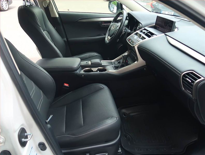 Lexus NX 300h (2021) 300h - fotka 9 z 21