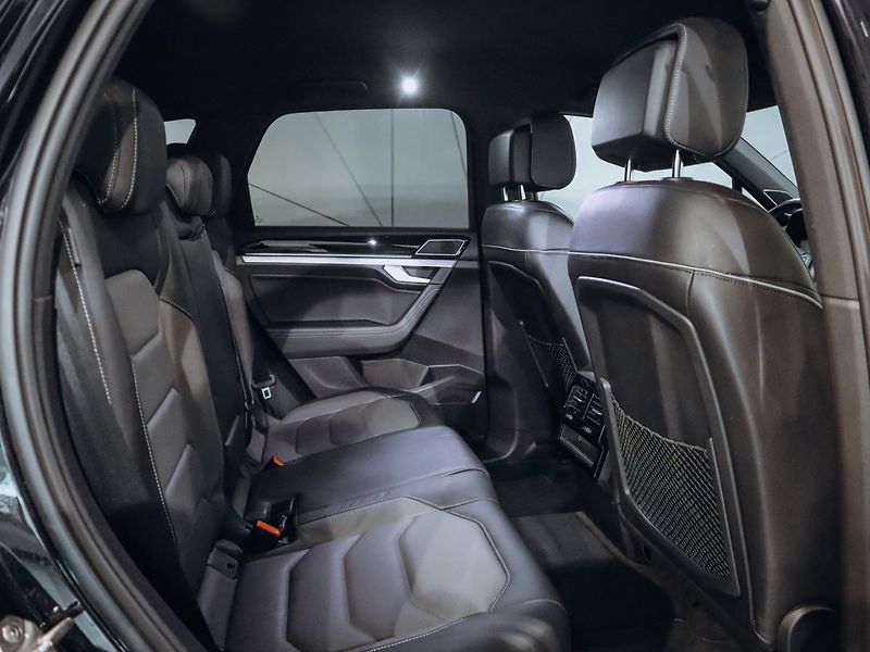 Volkswagen Touareg R-Line 4Motion 4.0 TDI 310kW - fotka 32 z 36