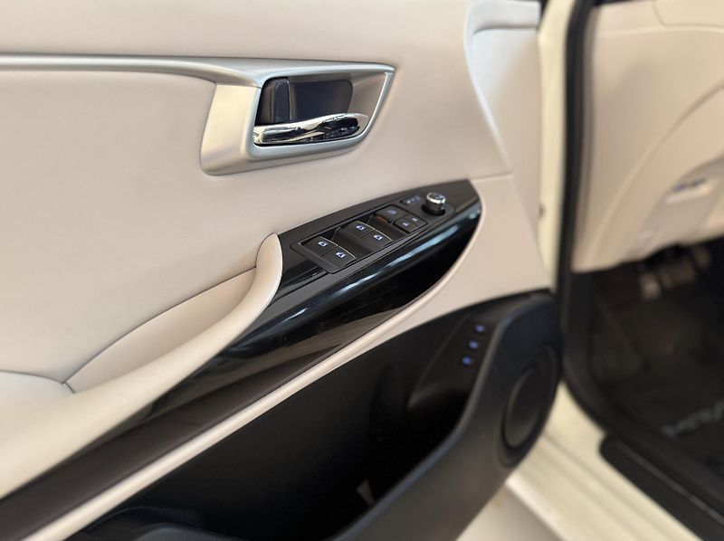 Toyota Mirai (2017) - fotka 12 z 23