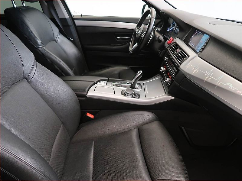 BMW Řada 5 (2016) 520d xDrive, 4X4, Automat - fotka 9 z 20