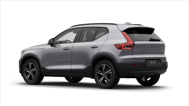 Volvo XC40 (2026) 2,0 B3  Plus - fotka 2 z 13
