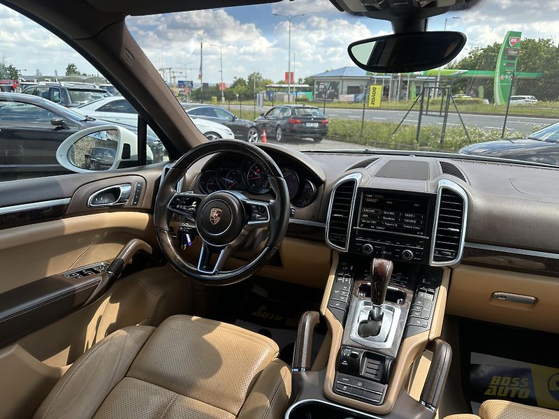 Porsche Cayenne (2015) Porsche Cayenne 2015 - fotka 14 z 19