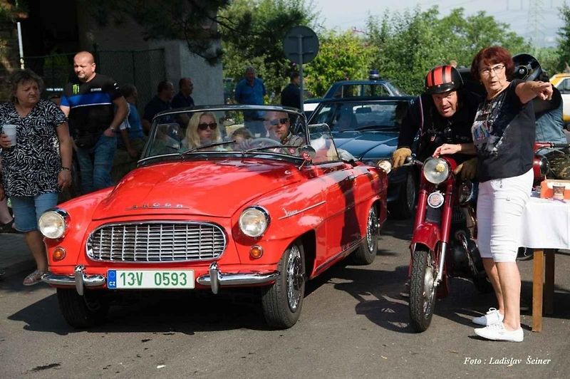 Do Hříškova dorazil na jubilejní veteránský sraz rekordní počet vozidel.