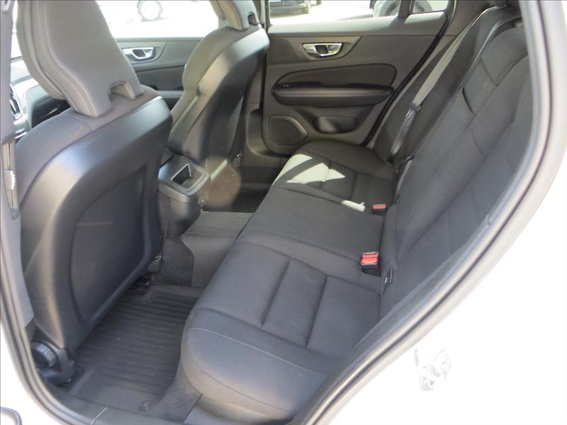 Volvo V60 2,0 D 145kW Momentum mHEV AUT - fotka 22 z 23