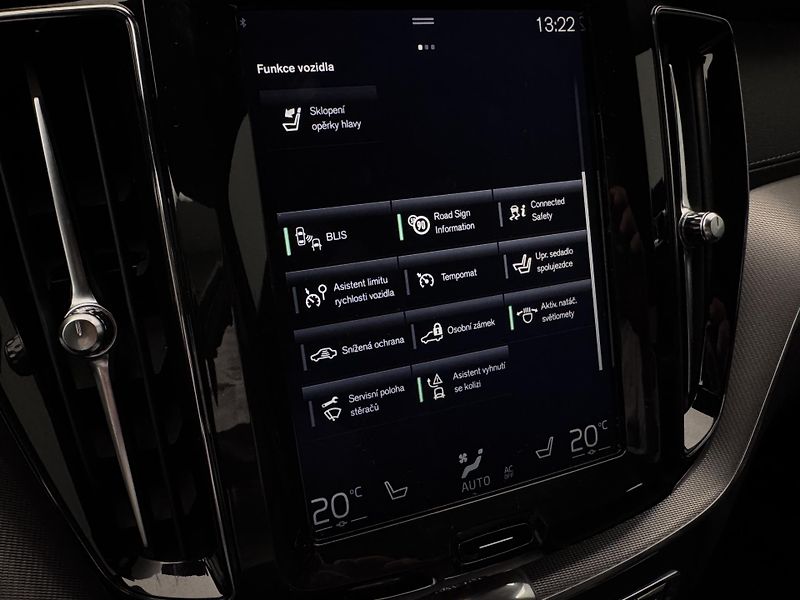 Volvo XC60 T8 AWD RECHARGE R-DESIGN AUT - fotka 36 z 51