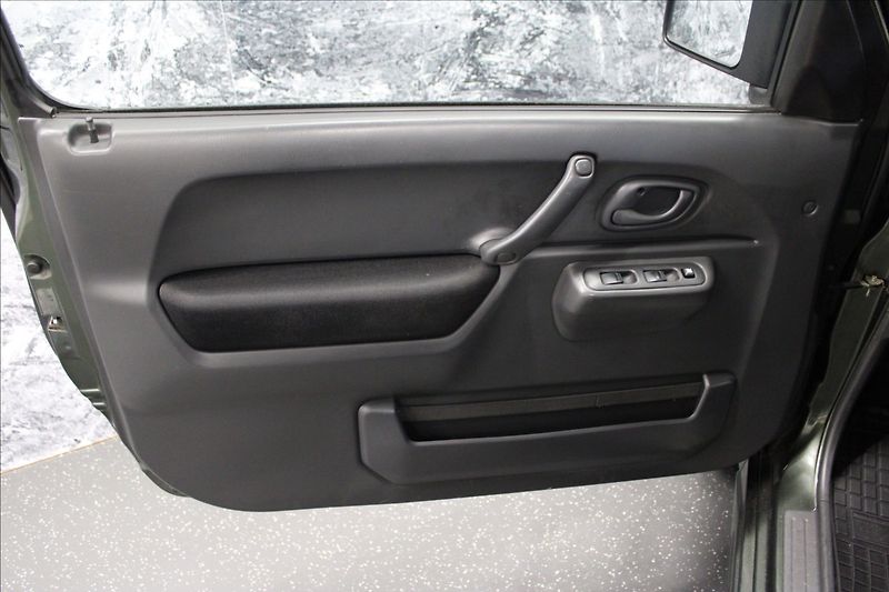 Suzuki Jimny 1,3 i 4x4 tažné, 1.majitel - fotka 8 z 32