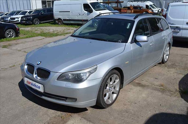 BMW Řada 5 (2008) 560 TOURING - fotka 18 z 33