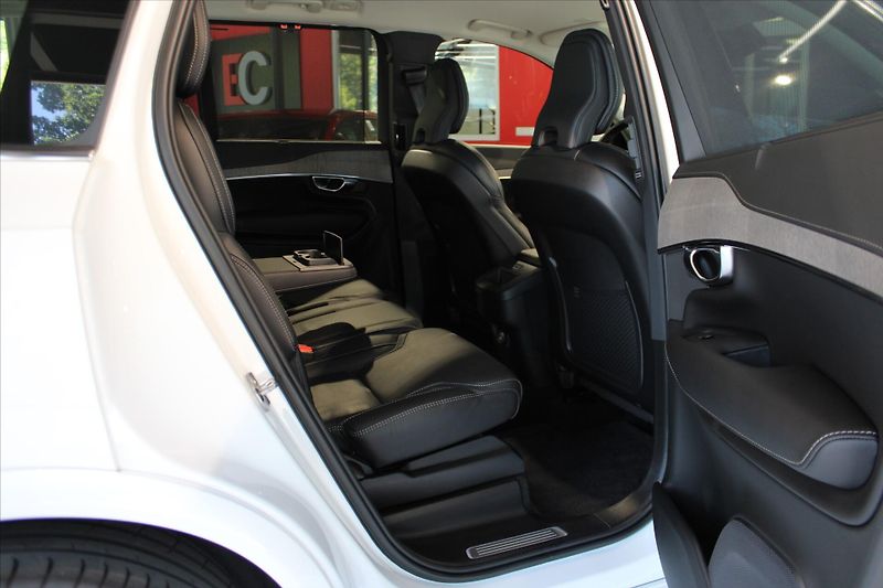 Volvo XC90 B5 AWD 173 kW Inscription Pole - fotka 28 z 36