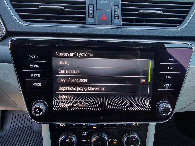 Škoda Superb 2.0TDI DSG Style,ČR,1.Majitel - fotka 32 z 50