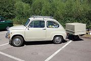 Fiat 600 s přívěsným vozíkem.