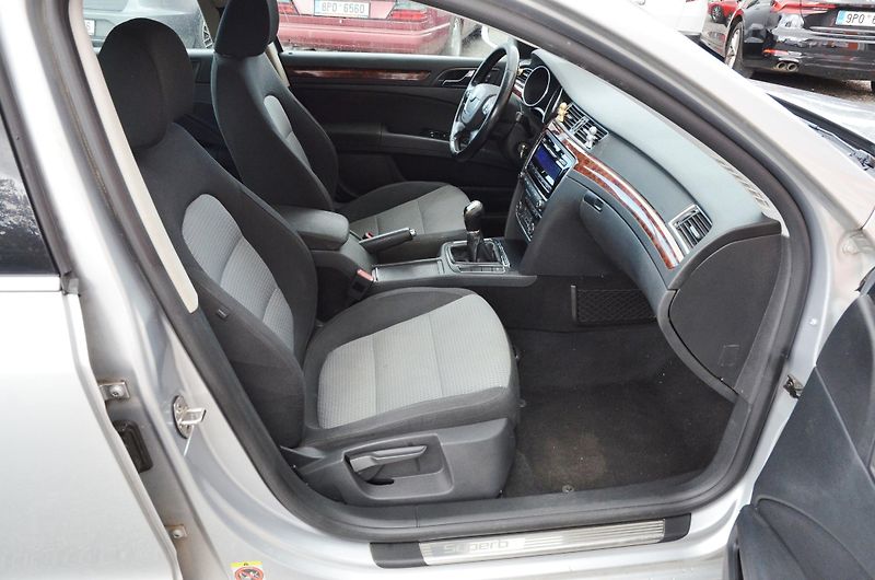 Škoda Superb (2011) 2.0 TDi 103kW AMBITION - fotka 8 z 31