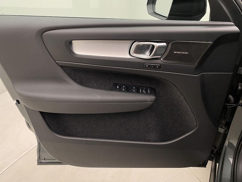 Volvo XC40 (2026) B3 AUT DARK PLUS - fotka 7 z 59