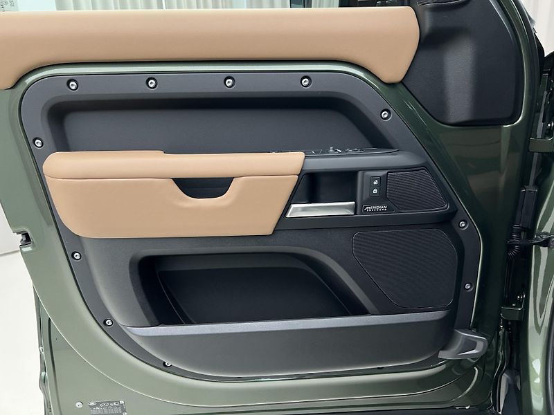 Land Rover Defender 110 D350 X-DYNAMIC REZERVACE - fotka 47 z 51