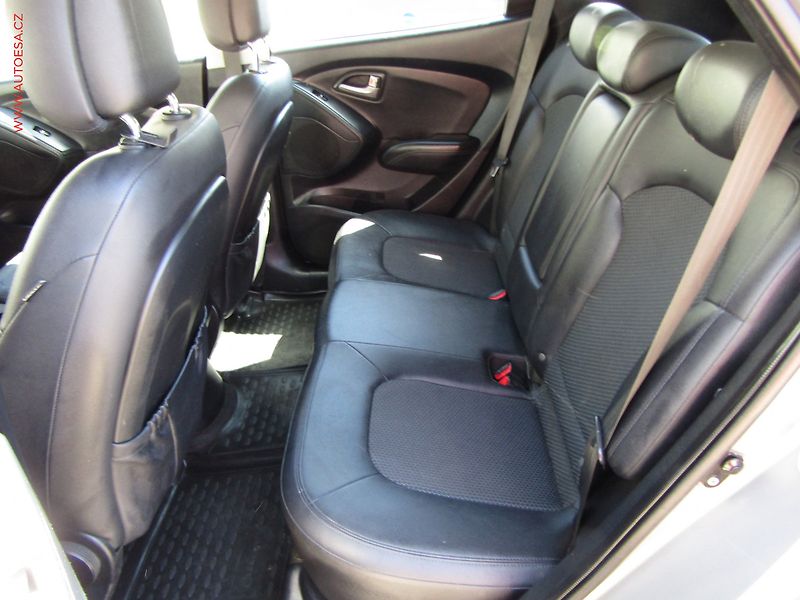 Hyundai ix35 (2011) 1.6 GDi, ČR, AC, TZ, park - fotka 10 z 17