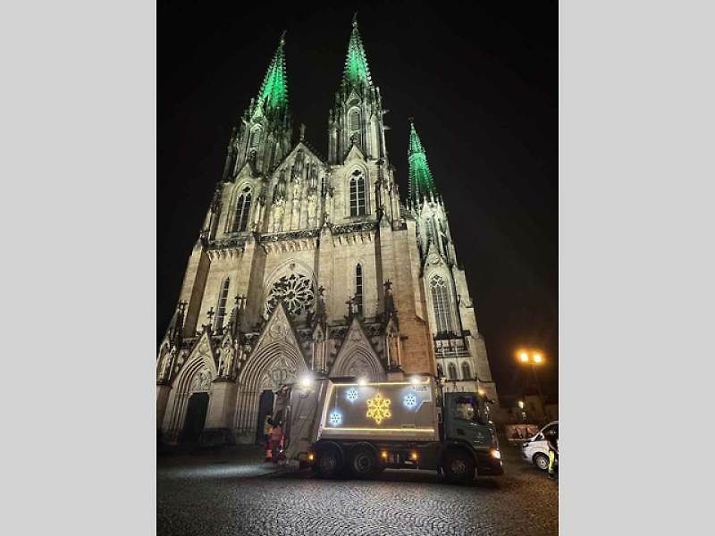V Olomouci jezdí vánočně nazdobený popelářský vůz, 5. prosince 2025