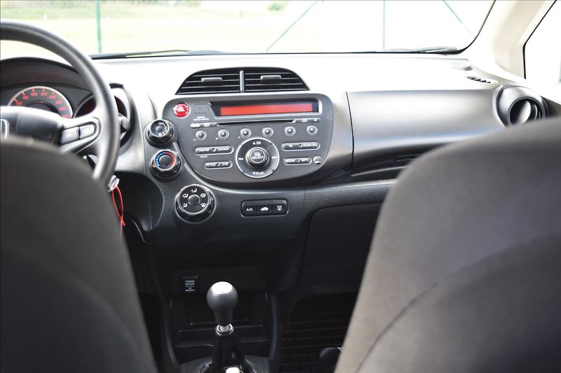 Honda Jazz 1,2 i 66KW ALU KLIMA NÍZKÉ KM - fotka 17 z 35