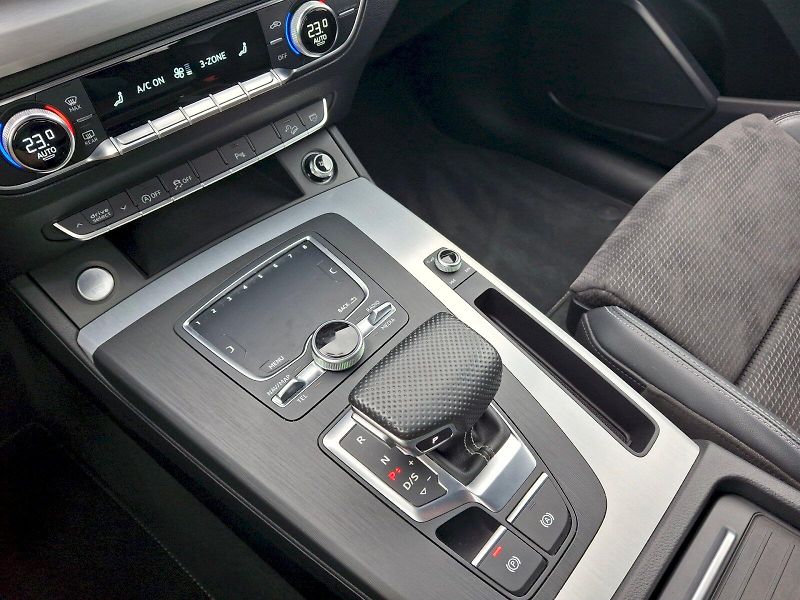 Audi Q5 (2020) S-Line DSG Quattro 2.0TDi 140k - fotka 32 z 35