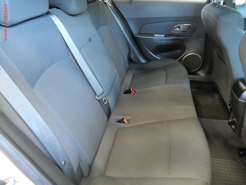 Chevrolet Cruze (2012) 1.6i, 1.maj,ČR, AC, STK7/28 - fotka 12 z 17
