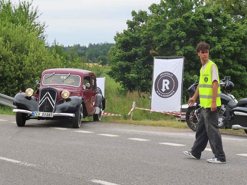 Tradiční sraz veteránů a youngtimerů na louku do Křenovic u Bernartic na Písecku v sobotu 12. července přilákal desítky veteránských nadšenců.