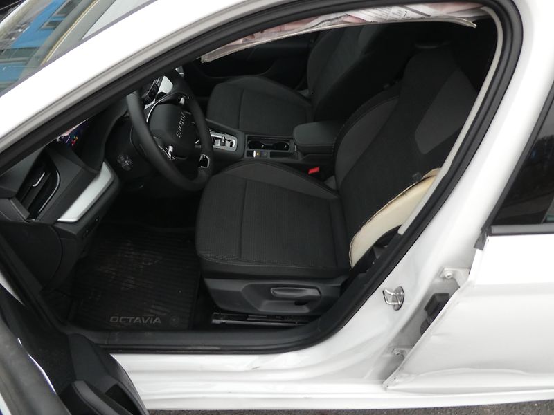 Škoda Octavia Kombi 2,0TDi 110kW automat  - fotka 10 z 15