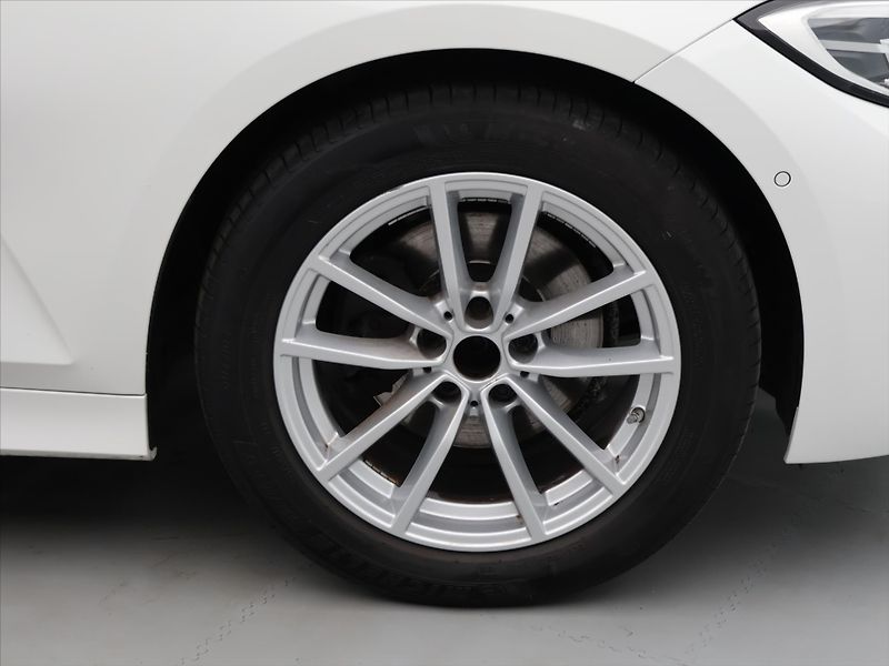 BMW Řada 3 2,0 320d 140 kW xDrive ADVANTA - fotka 30 z 34