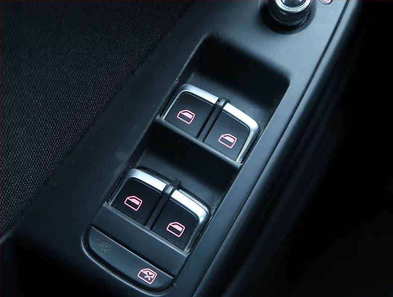 Audi A4 (2012) Ambition 1.8 TFSI, Serv.kniha - fotka 15 z 17