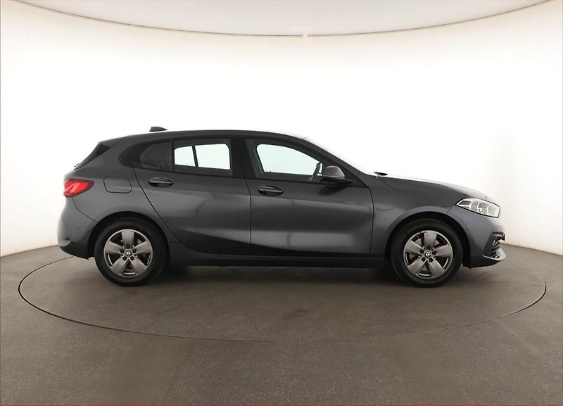 BMW Řada 1 (2020) 116d, Automat, Navi, Tempomat - fotka 6 z 21