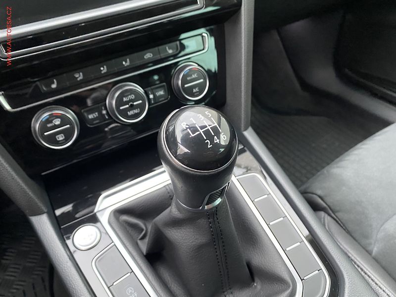 Volkswagen Passat (2015) 2.0 TDi, ČR, Highline, LED - fotka 16 z 18