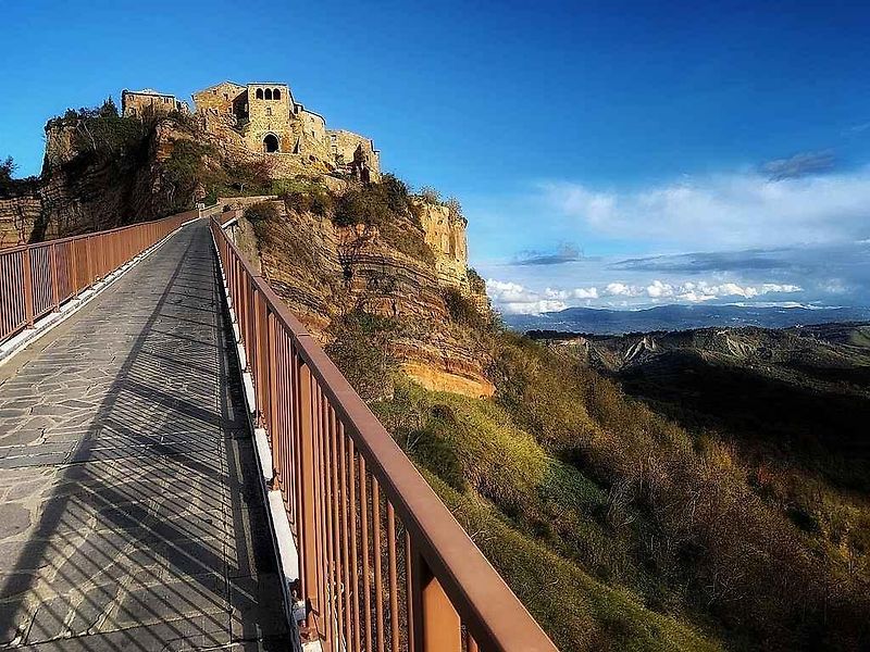 Most vedoucí do města Civita di Bagnoregio.