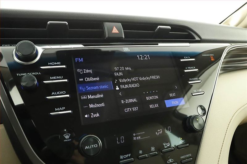 Toyota Camry (2020) 2.5 Hybrid - fotka 12 z 17