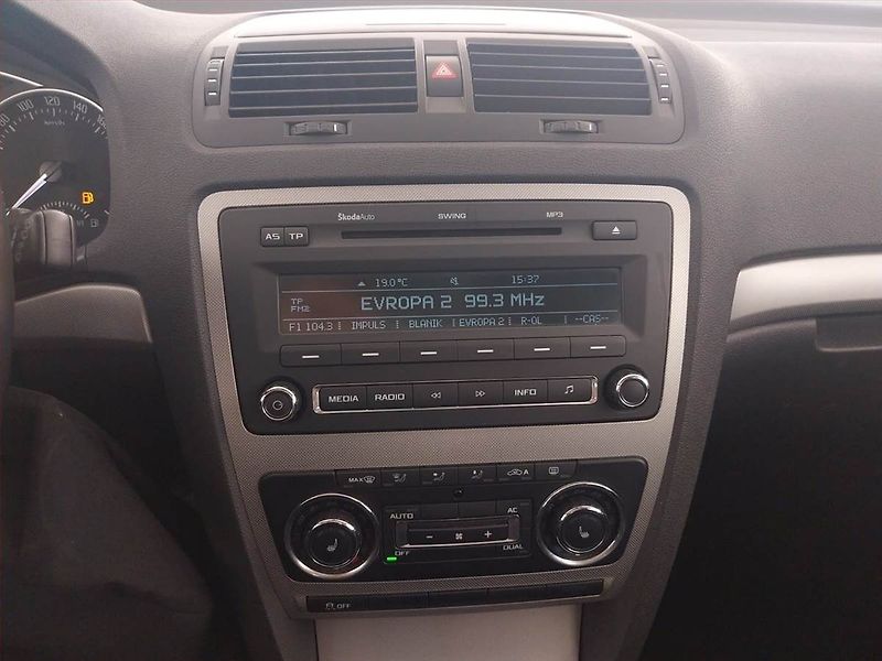 Škoda Octavia (2011) Elegance 2.0 TDI, Tempomat - fotka 12 z 18