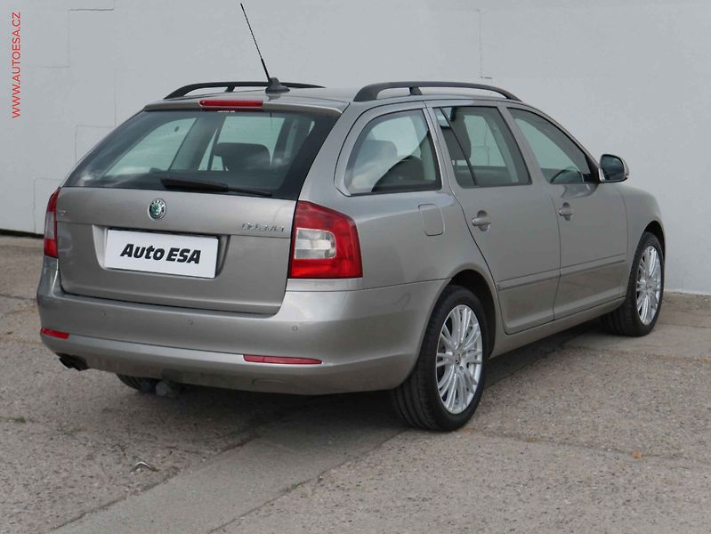 Škoda Octavia (2010) 2.0TDi, AC, tempo, park.čidla - fotka 6 z 15