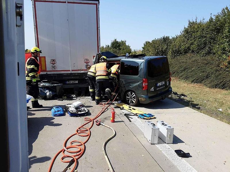 Příjezd hasičů k srpnové dopravní nehodě na D1 u Lipníka nad Bečvou zkomplikovali zmatkující řidiči.