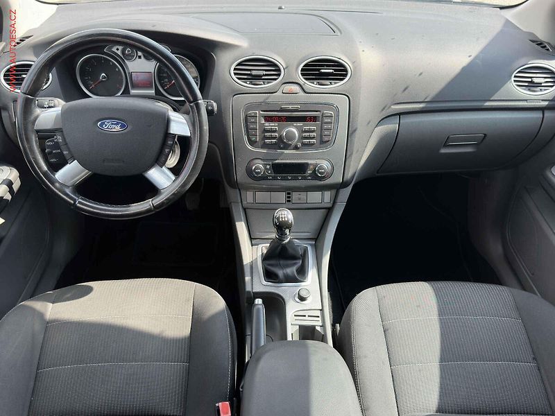 Ford Focus (2010) 2.0 16V, AC, tempo - fotka 8 z 17