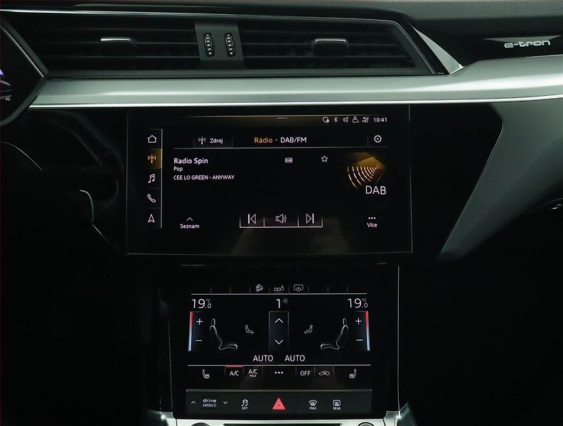 Audi e-tron (2020) S-Line 50 quattro - fotka 12 z 19