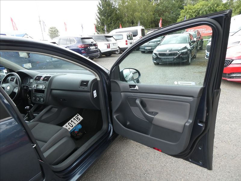 Volkswagen Golf 1,4 i16V serviska,ČR,2.majitel - fotka 23 z 49