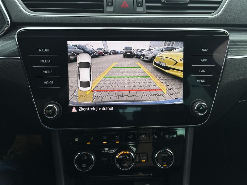 Škoda Superb 2,0 TDI 147kW Style 4x4 DSG - fotka 29 z 37