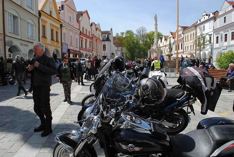 Třeboňské Masarykovo náměstí bylo motorkami doslova našlapané. Stovkám strojů požehnal tamní kaplan Jiří Kalaš.