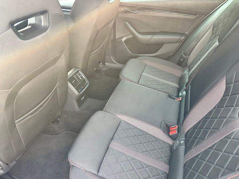 Škoda Octavia (2023) 2.0 TDI 147kW DSG 4x4 RS Combi - fotka 20 z 24
