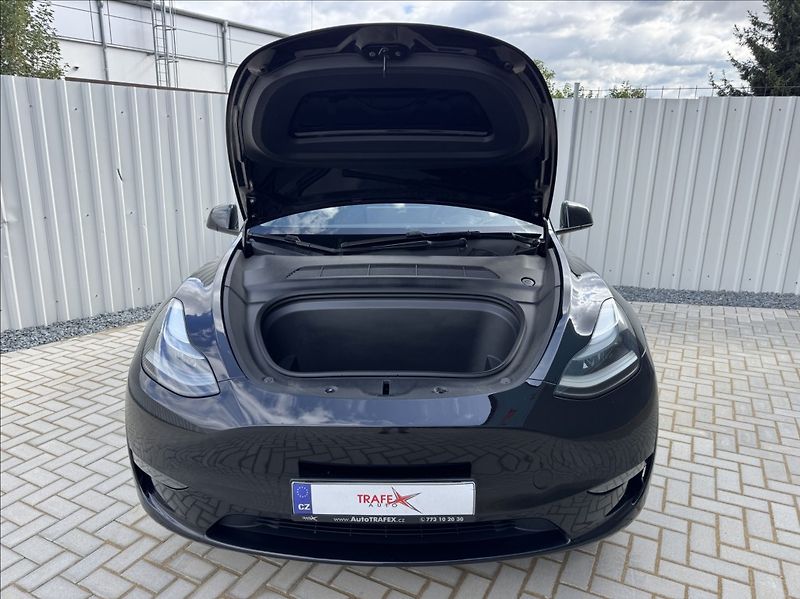 Tesla Model Y 0,0 Long Range 378kW 1.maj DPH - fotka 9 z 50