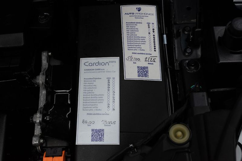 Volvo XC40 B4 AWD KAMERY360*HARMAN*ČR 1.M - fotka 37 z 42