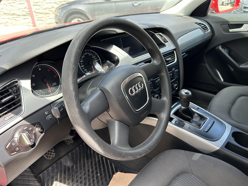 Audi A4 (2010) 2.0 TDi 105 KW manuál  - fotka 11 z 24