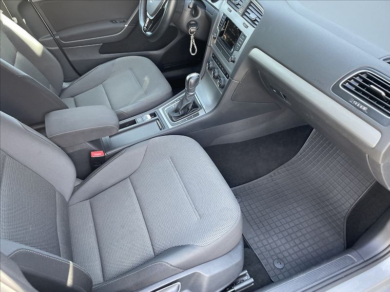 Volkswagen Golf 1,2 TSI 77KW DSG,ČR.1.MAJ. - fotka 19 z 33