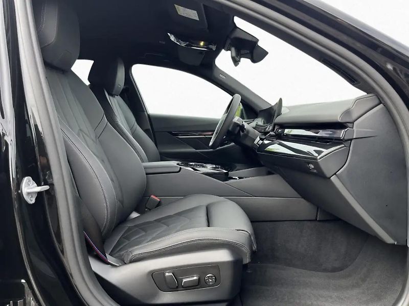 BMW i5 xDrive40 M-Sport Pro B&W Venti - fotka 7 z 10