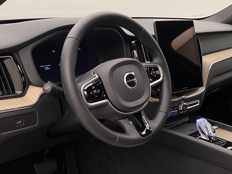 Volvo XC60 B5 AWD PLUS DARK AUT CZ 1.maj. - fotka 19 z 57
