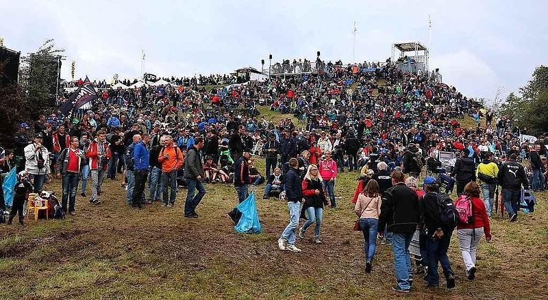 Nejprve do takzvané media zóny, kde se na závodníky vrhnou novináři, fotografové a kameramani. Jako v pátek večer na Latvalu, který v tu dobu v soutěži vedl.